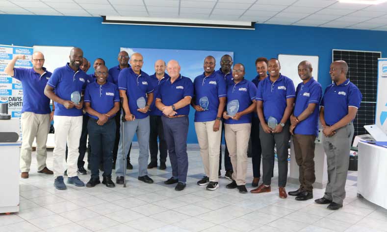 D&S Group Chairman Alec Davis and Group CEO awarding managers at the 2022 management conference